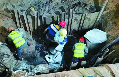 施工人员昼夜奋战：排水管道应急抢修清疏工作