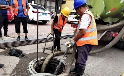 黄埔区雨季集中清理街道污水井