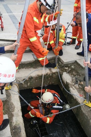 污水管道井作業 福州2名清淤工人被困污水管道井